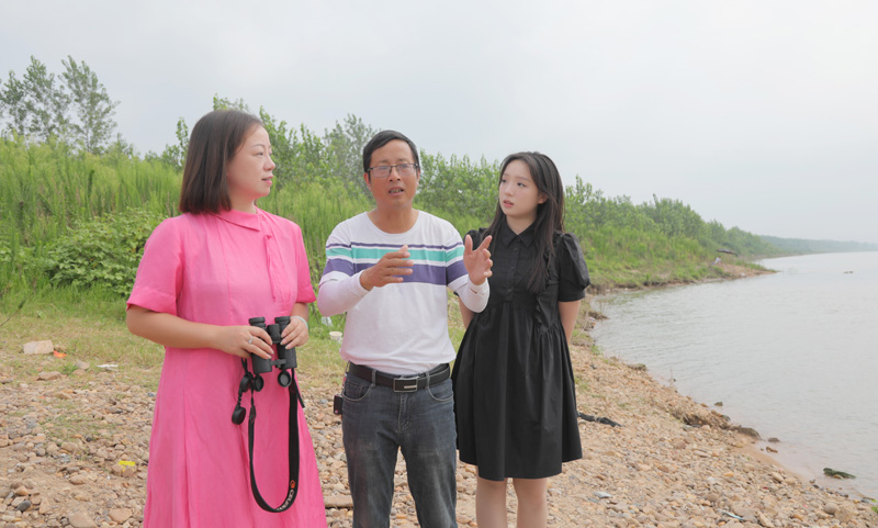 自愿者徐建利（中）向王琼先容外地水域江豚出没情形。。。。。。h49a1755.jpg